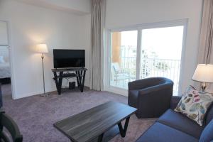 een woonkamer met een bank en een televisie bij Madeira Bay Resort I by Travel Resort Services in St Pete Beach