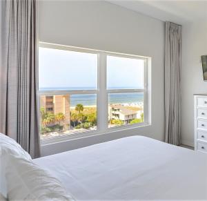 Una cama o camas en una habitación de Madeira Bay Resort I by Travel Resort Services