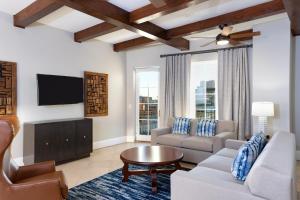 a living room with a couch and a tv at Club Wyndham La Cascada in San Antonio