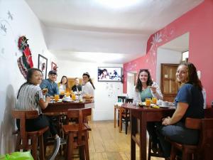 eine Gruppe von Personen, die in einem Restaurant an Tischen sitzen in der Unterkunft Sumayaq Hostel Cusco in Cusco