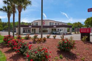 un edificio con flores delante en Red Roof Inn Dillon, SC, en Dillon