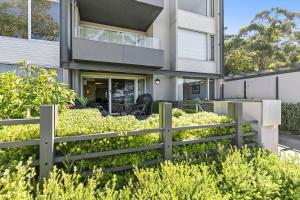 ローンにあるApartment 2 Kalimnaの前に柵がある家