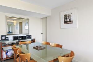 ローンにあるApartment 2 Kalimnaのダイニングルーム(ガラスのテーブル、椅子付)