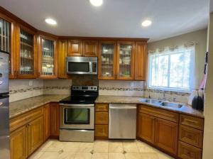 A kitchen or kitchenette at Spacious 2 bedroom 2 bath condo in the heart of Silicon Valley