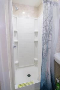Et badeværelse på Elegant 2 Bedroom Suite w Modern Amenities