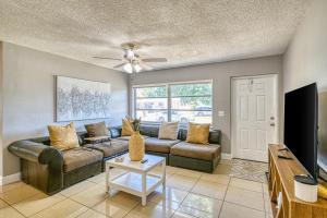 Una sala de estar con un sofá y un televisor. en Deerfield Delight, en Deerfield Beach