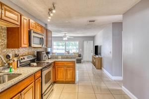 Una cocina con gabinetes de madera y encimera. en Deerfield Delight, en Deerfield Beach