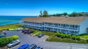 een luchtzicht op een hotel met auto's geparkeerd op een parkeerplaats bij The Sparhawk Oceanfront Resort in Ogunquit