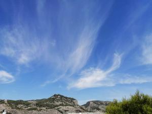niebieskie niebo z górami w tle w obiekcie IDEAL - DISFRUTAR DE MONTAÑA y PLAYA cerca (40') w mieście Alcoy