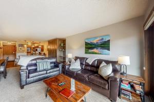 uma sala de estar com um sofá e uma mesa em Breckenridge Ski Hideaway em Breckenridge