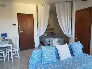 a living room with a blue couch and a table at Casa Mafalda in Corniglia