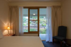 Кровать или кровати в номере Elkanah Lodge and Conference Centre +52 фотографии