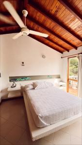 a bedroom with a bed and a ceiling fan at Alquiler casa en la playa, Tolu in Tolú