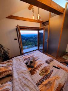 duże łóżko w pokoju z dużym oknem w obiekcie Holiday home in Mirna Kranjska Krain 42906 w mieście Mirna
