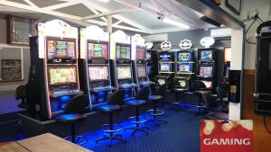 uma sala cheia de slot machines em Mangonui Hotel em Mangonui