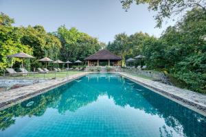 a swimming pool at a resort with a gazebo at Living Heritage Koslanda in Koslanda