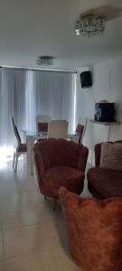 een woonkamer met een bank en een tafel met een laptop bij comodo Apartamento alojamiento Pereira Gamma in Pereira