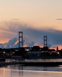 Gallery image of Mackinaw Beach and Bay Inn & Suites in Mackinaw City