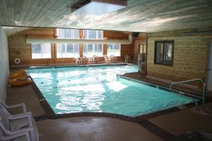 a large swimming pool in a large building at Mackinaw Beach and Bay Inn & Suites in Mackinaw City
