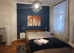 a bedroom with a large bed and a blue wall at Am Pontepark in Görlitz
