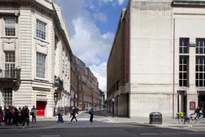 eine Gruppe von Menschen, die eine Stadtstraße entlang laufen in der Unterkunft Fantastic 1 Bedroom Flat Leicester Square West End in London