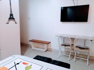イキトスにあるStylus Hotelのテーブルとテレビのあるリビングルーム