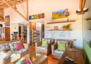uma sala de estar com cadeiras de vime e uma mesa em Fincas Panaca JAGÜEY 21 Grupo VIP em Quimbaya
