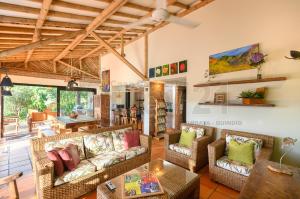 ein Wohnzimmer mit Sofas und einem Tisch in der Unterkunft Fincas Panaca JAGÜEY 21 Grupo VIP in Quimbaya
