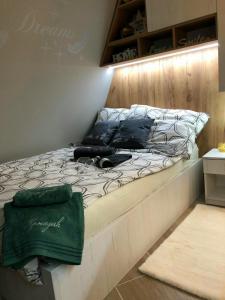Rúm í herbergi á Apartman Krnjajic Diamond Hill