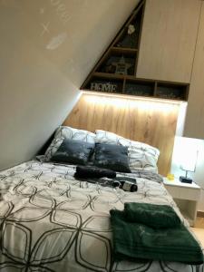 Rúm í herbergi á Apartman Krnjajic Diamond Hill