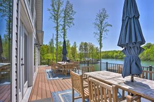 ห้องอาหารหรือที่รับประทานอาหารของ Waterfront Lake Anna Home with Dock, Beach and Kayaks!