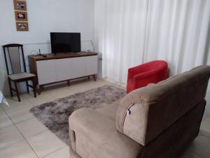 TV a/nebo společenská místnost v ubytování Apartamento térreo - 2 pessoas