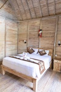 Ένα ή περισσότερα κρεβάτια σε δωμάτιο στο Coconut Village Guest House Lembongan RedPartner
