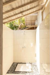 Ένα μπάνιο στο Coconut Village Guest House Lembongan RedPartner
