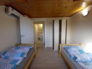 Posteľ alebo postele v izbe v ubytovaní MALIBU APARTMENT BALATON NORTH
