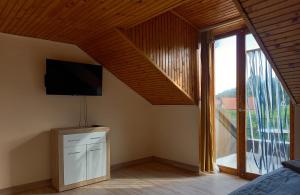 Televízia a/alebo spoločenská miestnosť v ubytovaní MALIBU APARTMENT BALATON NORTH