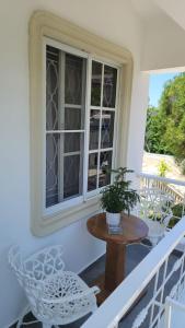 Un balcón o terraza de Fully Equipped 1br Studio –dt–2mins To The Beach