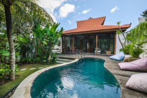 una piscina nel cortile di una villa di Molokai Suites a Uluwatu