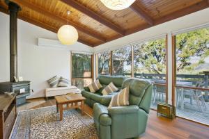 a living room with a couch and a table at Apollo Bay People N Paws in Apollo Bay +5 photos