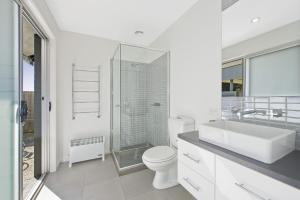 Ένα μπάνιο στο The Lookout - BYO Linen +7 φωτογραφίες