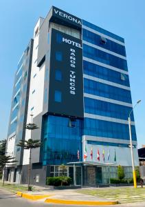 un hotel con un cartel en el lateral de un edificio en Verona Hotel Baños Turcos, en Lima