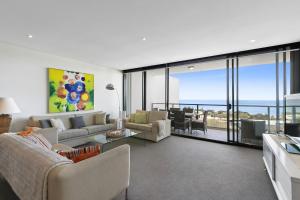 una sala de estar con sofás y vistas al océano. en Lorne Chalet Apartment 42, en Lorne
