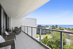 Un balcón del apartamento con vista al mar. en Lorne Chalet Apartment 42, en Lorne