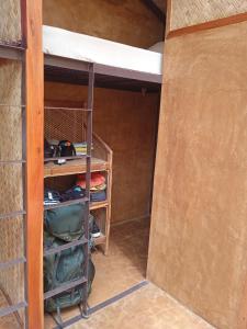Zimmer mit Etagenbett und Regal in der Unterkunft At Home annex in Puerto Princesa