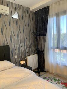 een slaapkamer met een bed en een raam bij My G yoo Apartment #1 in Istanbul