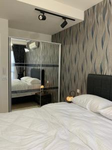 een slaapkamer met een groot bed en een spiegel bij My G yoo Apartment #1 in Istanbul