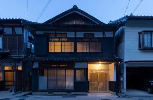 una casa asiática en blanco y negro en 舟宿　壱 en Ine