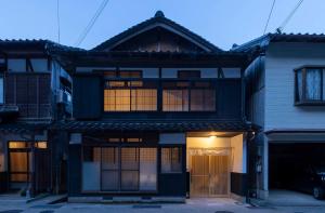 an asian house with black and white at 舟宿　壱 in Ine