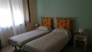 Un pat sau paturi într-o cameră la Residenza Nemi con balcone vista mare - porto