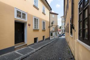 una calle vacía en un viejo pueblo con edificios en Historic Spirit at Studio under the Prague Castle, en Praga